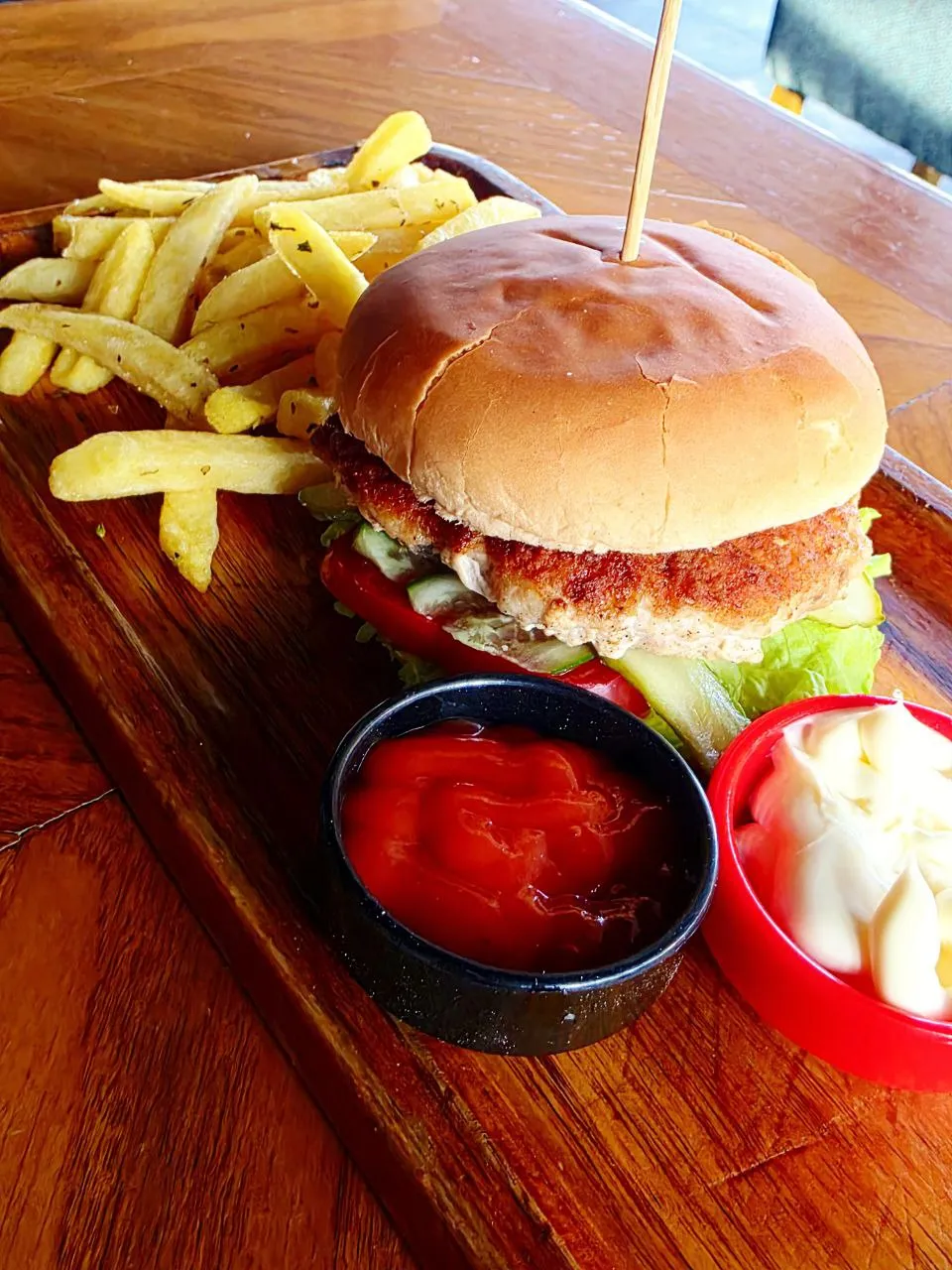 Toyuqlu burger kartof fri ilə