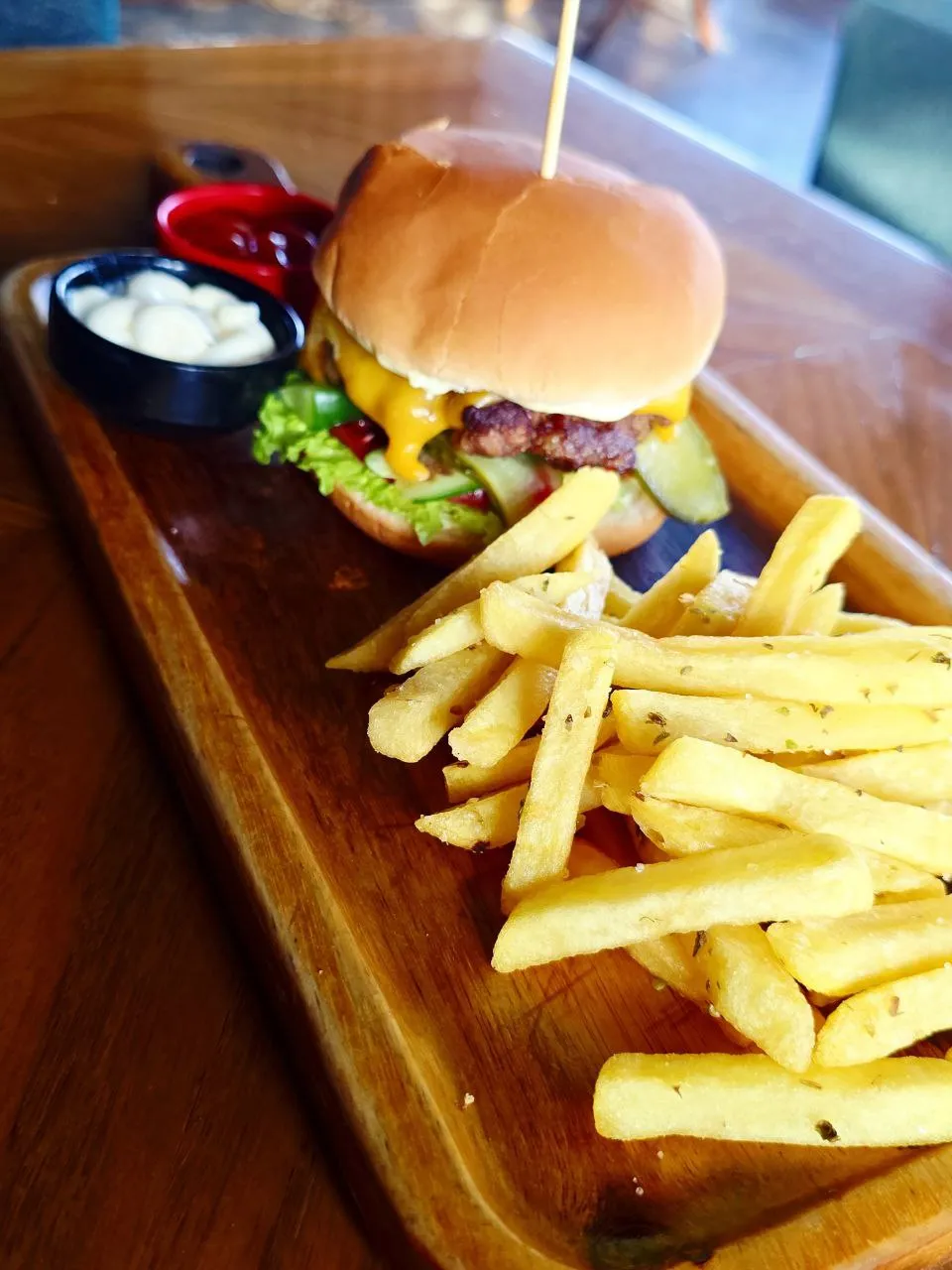 Pendirli ətli burger kartof fri ilə