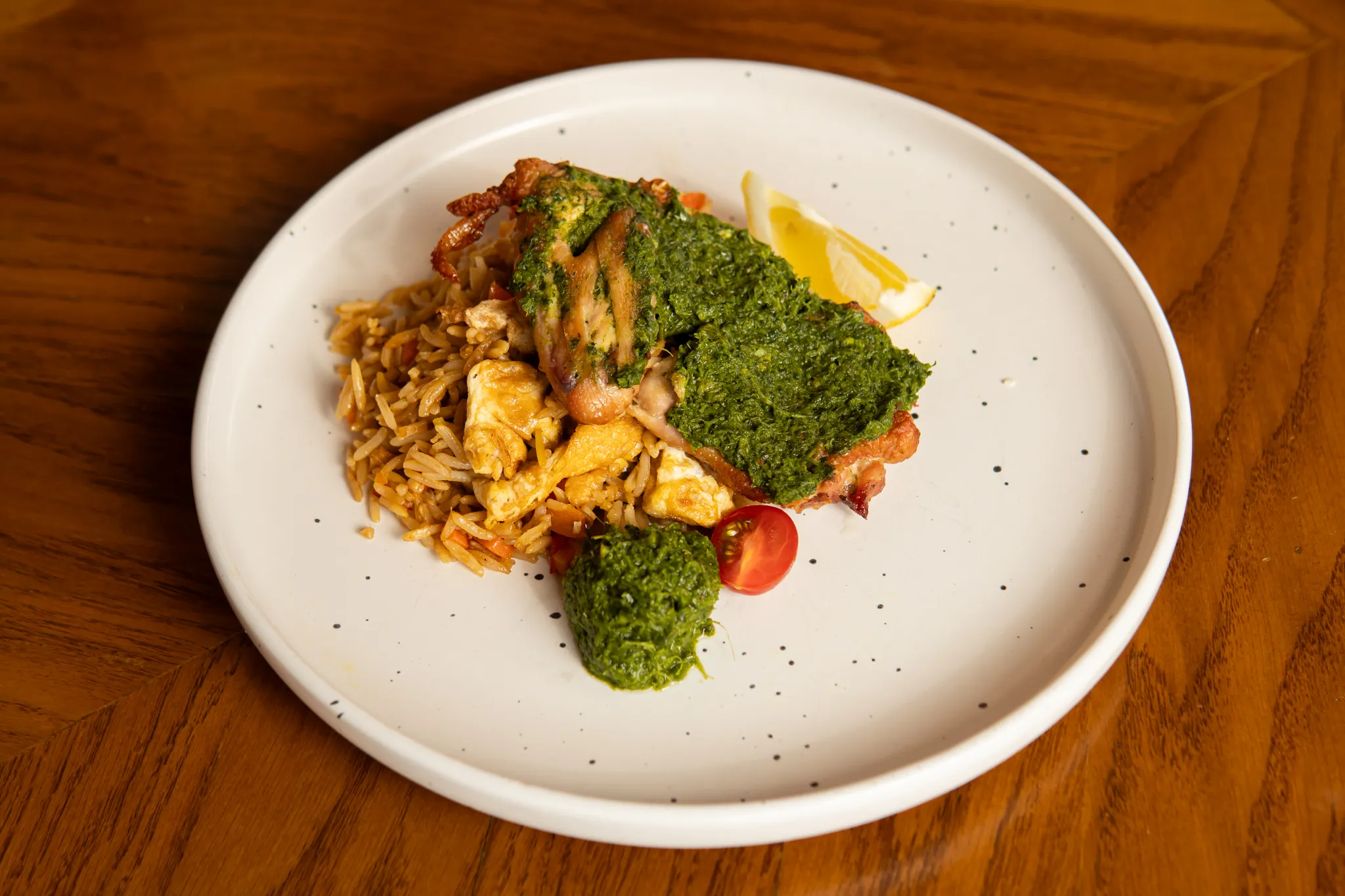 Sümüksüz toyuq Çimiççuri sousu və qızardılmış düyü ilə