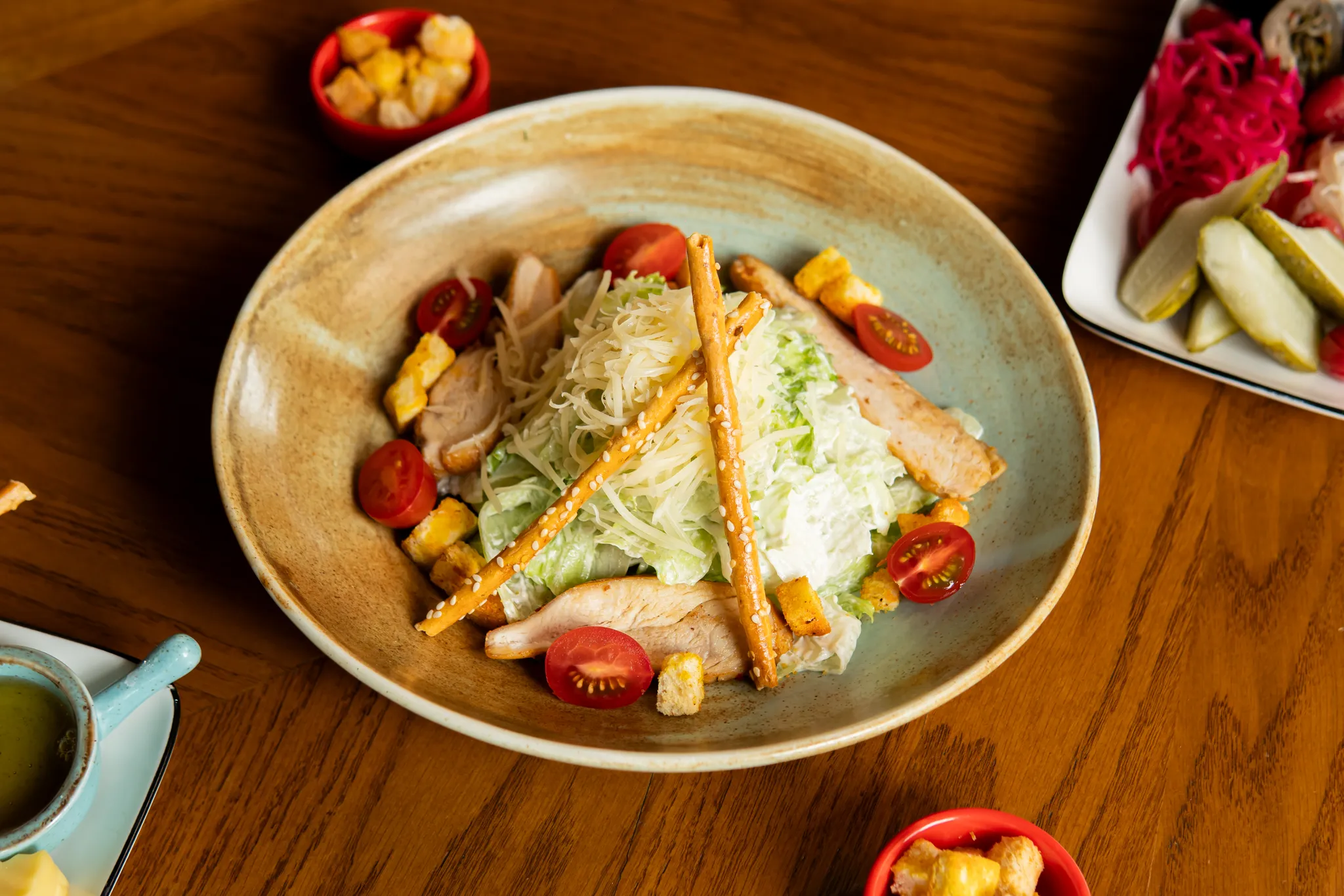 Toyuqlu Sezar salatı