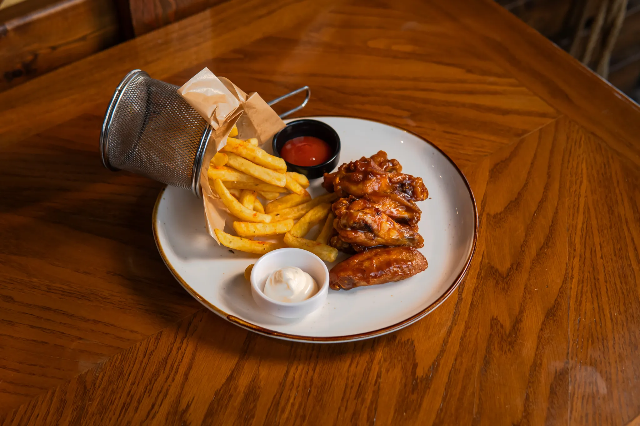 Toyuq qanadları kartof fri və bbq sous ilə