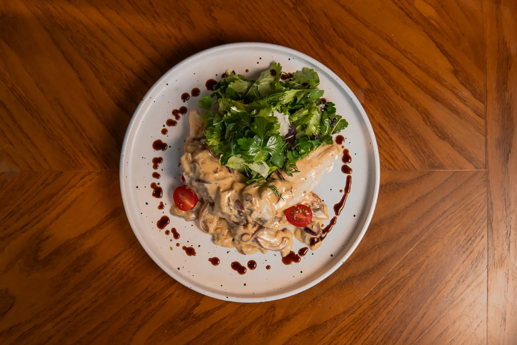 Göbələkli kremli toyuq medlyon qarışıq yaşıllıq ilə