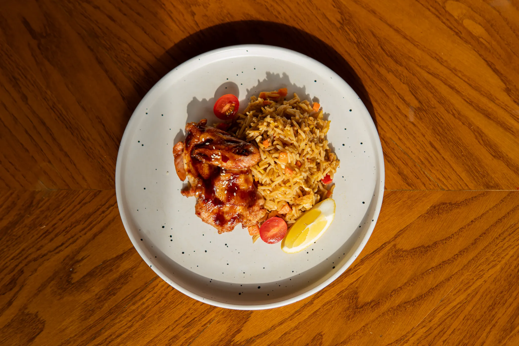 Sümüksüz toyuq Pikant sousu və qızardılmış düyü ilə