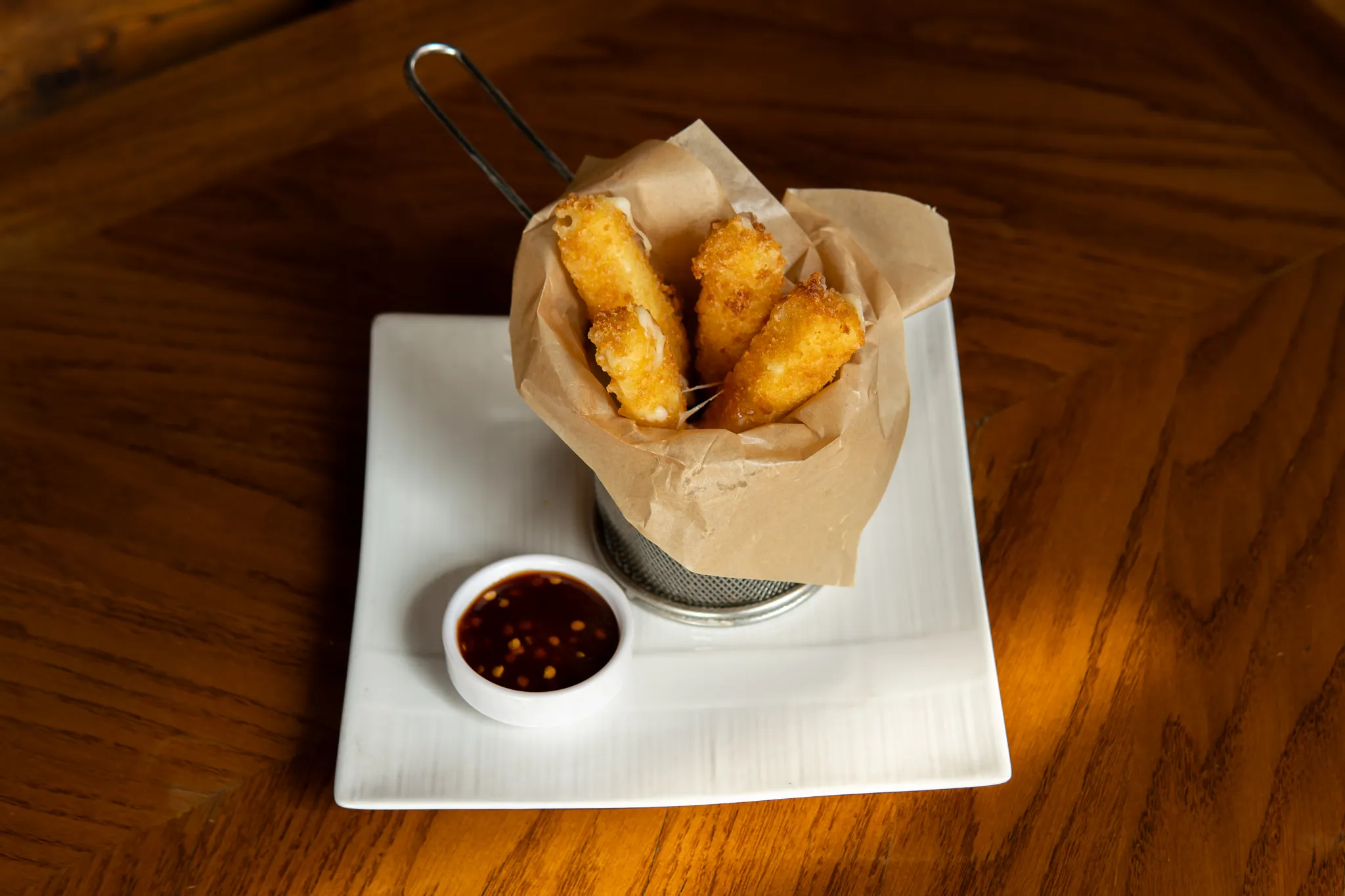 Mozzarella çubuqları şirin çili sousu ilə