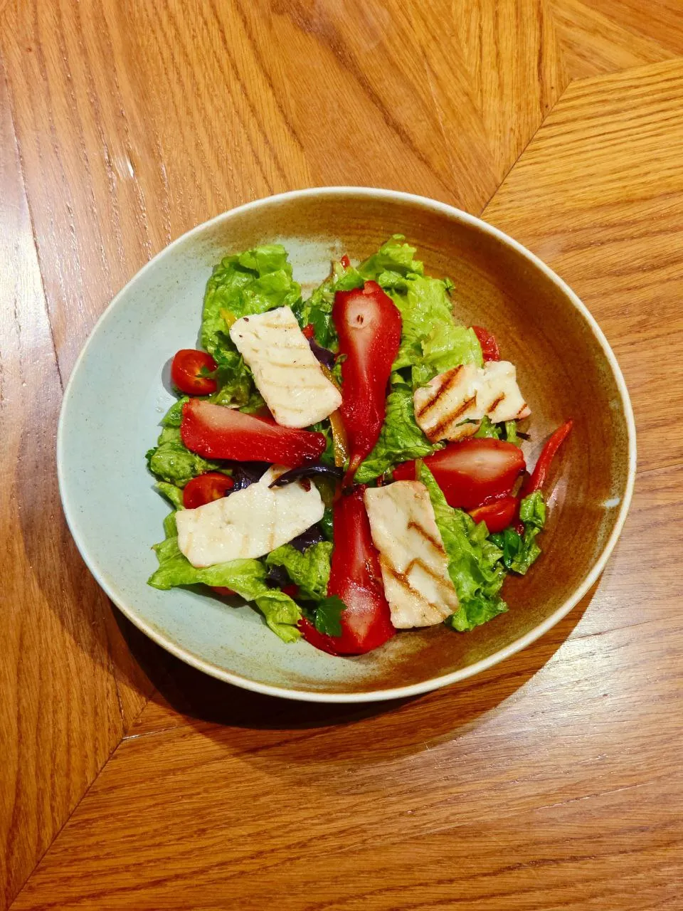 Armudlu qizardilmish Hellim pendiri salatı